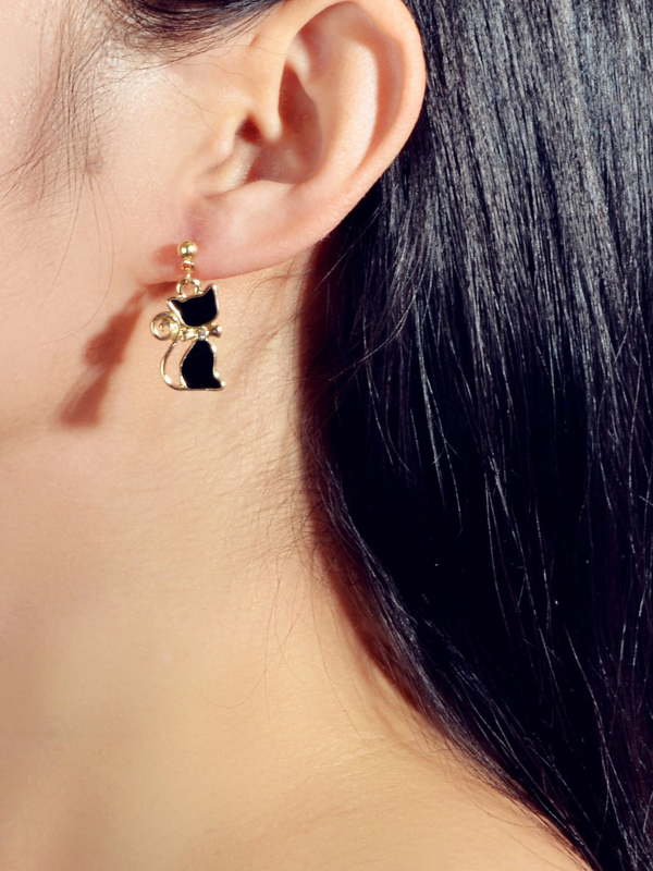 Złote wiszące kolczyki z czarną emalią w kształcie kotka.