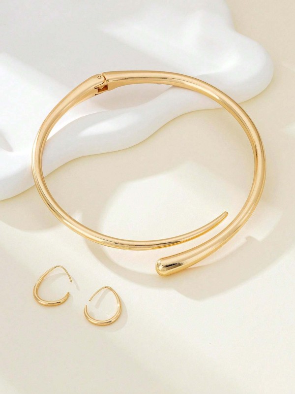 Zestaw Soft Arc– złoty naszyjnik choker z dopasowanymi kolczykami, minimalistyczna biżuteria o eleganckiej, zakrzywionej formie.