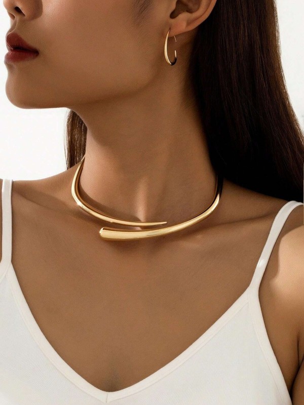 Zestaw Soft Arc– złoty naszyjnik choker z dopasowanymi kolczykami, minimalistyczna biżuteria o eleganckiej, zakrzywionej formie.