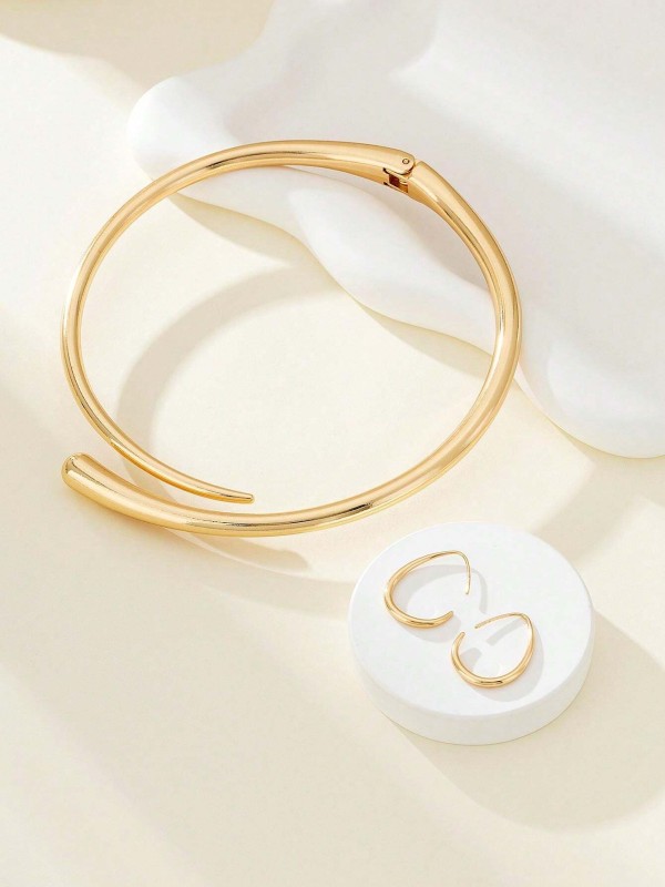 Zestaw Soft Arc– złoty naszyjnik choker z dopasowanymi kolczykami, minimalistyczna biżuteria o eleganckiej, zakrzywionej formie.