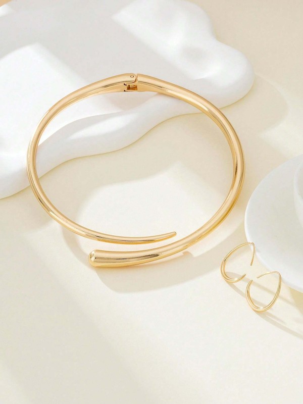 Zestaw Soft Arc– złoty naszyjnik choker z dopasowanymi kolczykami, minimalistyczna biżuteria o eleganckiej, zakrzywionej formie.