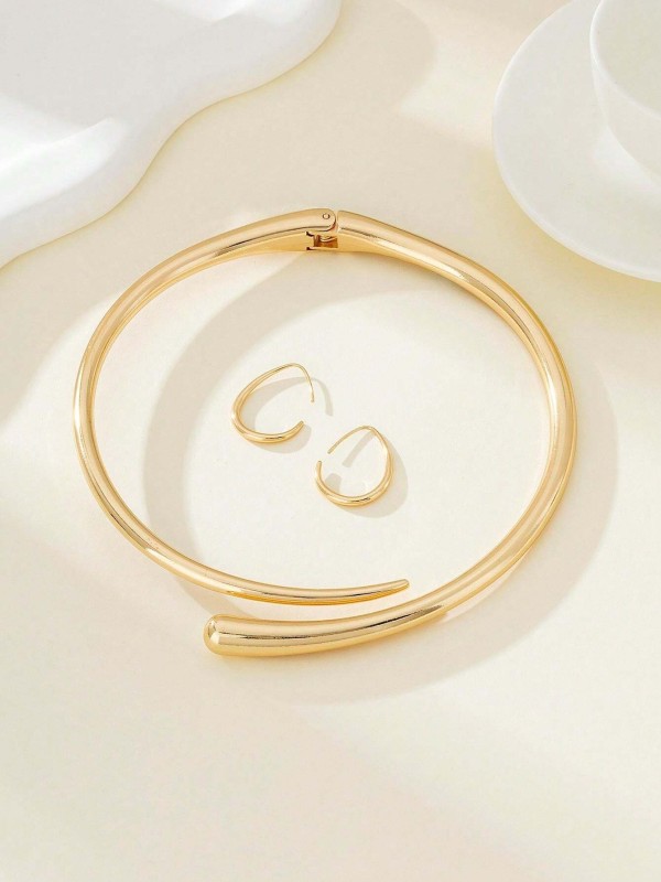 Zestaw Soft Arc– złoty naszyjnik choker z dopasowanymi kolczykami, minimalistyczna biżuteria o eleganckiej, zakrzywionej formie.