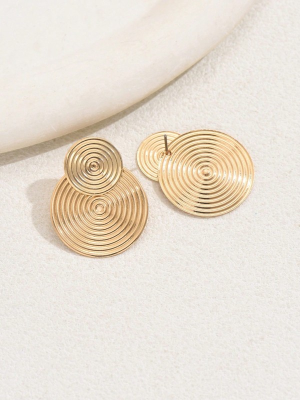 Kolczyki Złote Kręgi Światła – złote kolczyki o spiralnym wzorze, geometryczna biżuteria w stylu nowoczesnej elegancji dla kobiet.