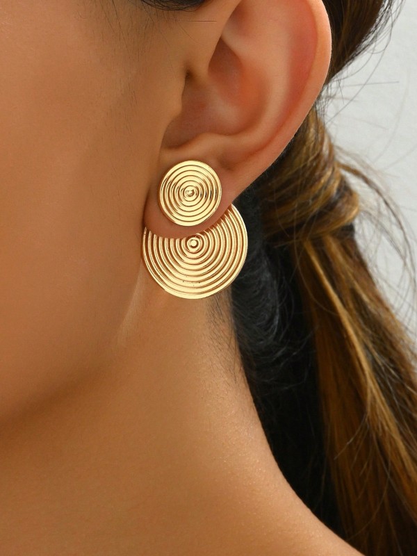 Kolczyki Złote Kręgi Światła – złote kolczyki o spiralnym wzorze, geometryczna biżuteria w stylu nowoczesnej elegancji dla kobiet.