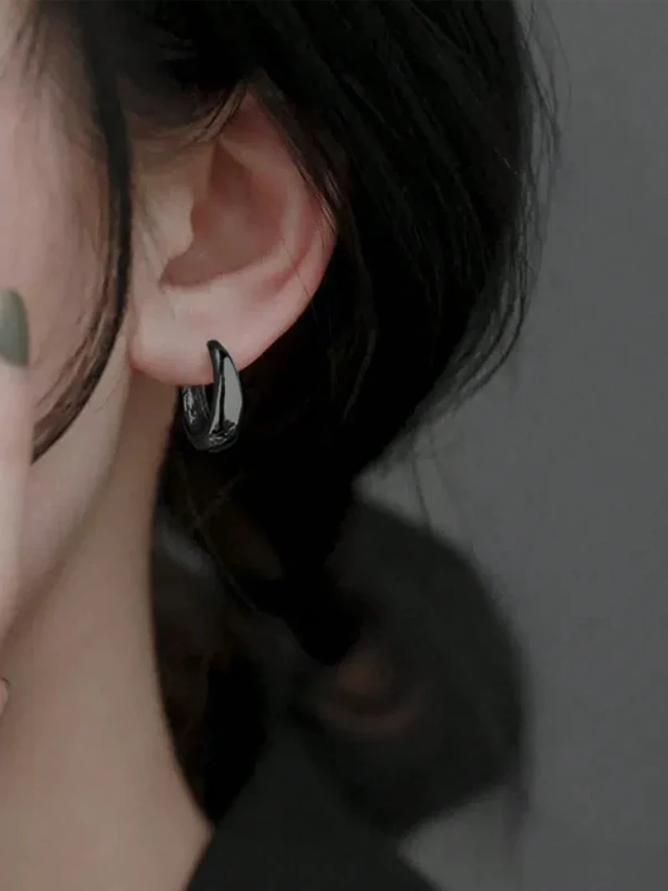 Kolczyki Noir Paris – małe czarne kolczyki koła o lustrzanym połysku, minimalistyczna biżuteria w stylu francuskim.