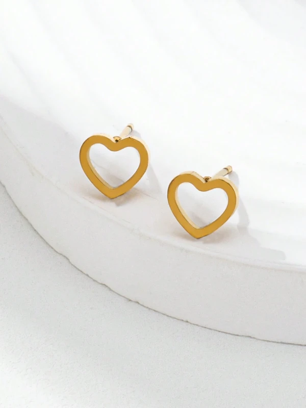 Kolczyki Petite Heart – małe złote kolczyki w kształcie serca, minimalistyczna biżuteria dla kobiet.