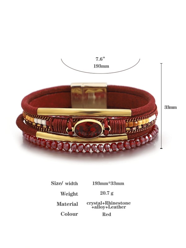 Czerwona bransoletka z wieloma warstwami, ozdobiona złotymi elementami, fasetowanymi koralikami i centralnym czerwonym kamieniem w owalnej oprawie.
