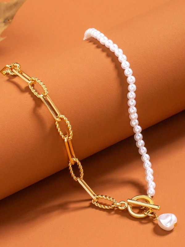 Złoty naszyjnik z połączeniem łańcucha, kulek i pereł oraz zapięciem typu toggle i zawieszką z perełką (5).webp