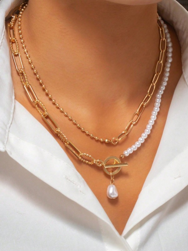 Złoty naszyjnik z połączeniem łańcucha, kulek i pereł oraz zapięciem typu toggle i zawieszką z perełką (4).webp