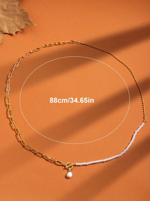 Złoty naszyjnik z połączeniem łańcucha, kulek i pereł oraz zapięciem typu toggle i zawieszką z perełką (1).webp