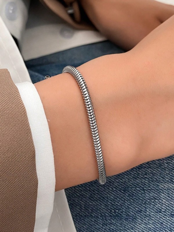 Srebrna bransoletka typu snake chain z gładkim, elastycznym splotem i regulowanym zapięciem (1).webp