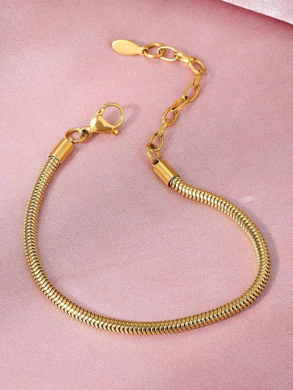 Złota bransoletka typu snake chain z gładkim, elastycznym splotem i regulowanym zapięciem (3).webp