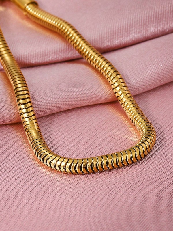 Złota bransoletka typu snake chain z gładkim, elastycznym splotem i regulowanym zapięciem (2).webp