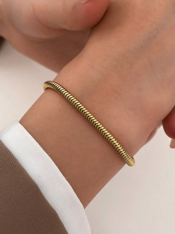 Złota bransoletka typu snake chain z gładkim, elastycznym splotem i regulowanym zapięciem (1).webp