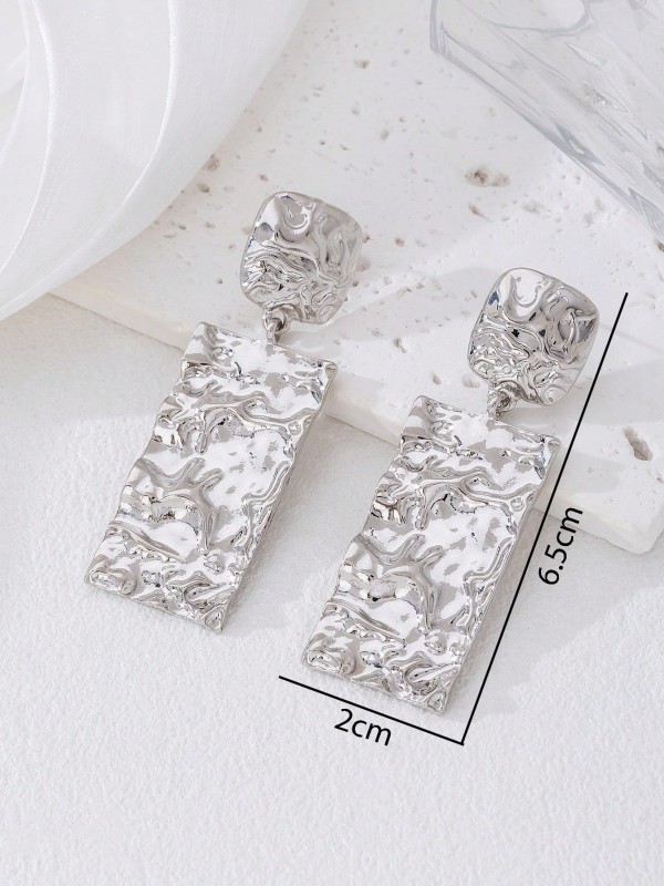 Srebrne kolczyki wiszące o prostokątnym kształcie z nieregularną, błyszczącą fakturą (3).webp