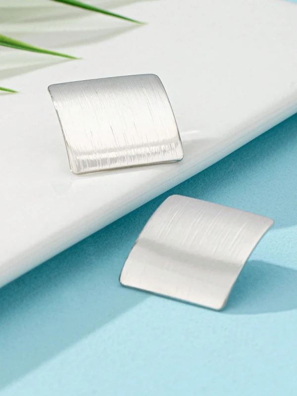 Srebrne kolczyki kwadratowe o lekko zaokrąglonej formie i szczotkowanej powierzchni (3).webp