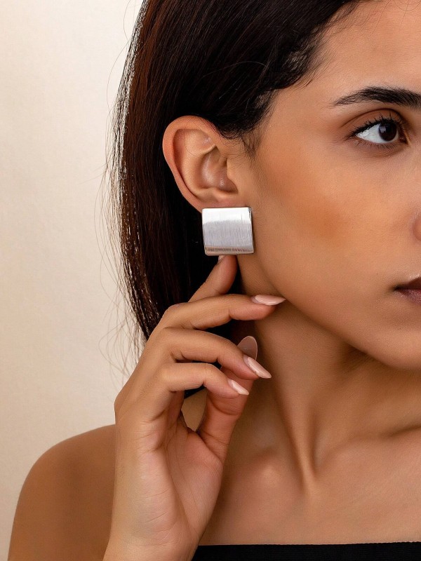 Srebrne kolczyki kwadratowe o lekko zaokrąglonej formie i szczotkowanej powierzchni (2).webp