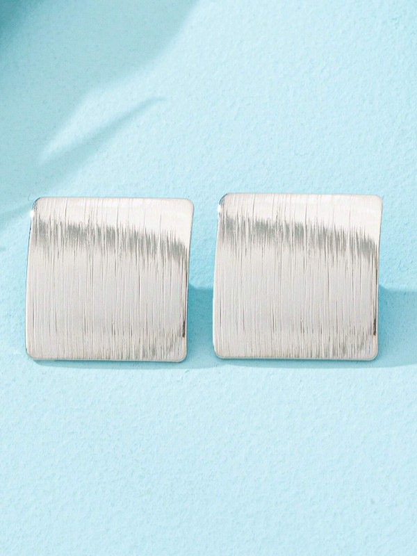 Srebrne kolczyki kwadratowe o lekko zaokrąglonej formie i szczotkowanej powierzchni (1).webp