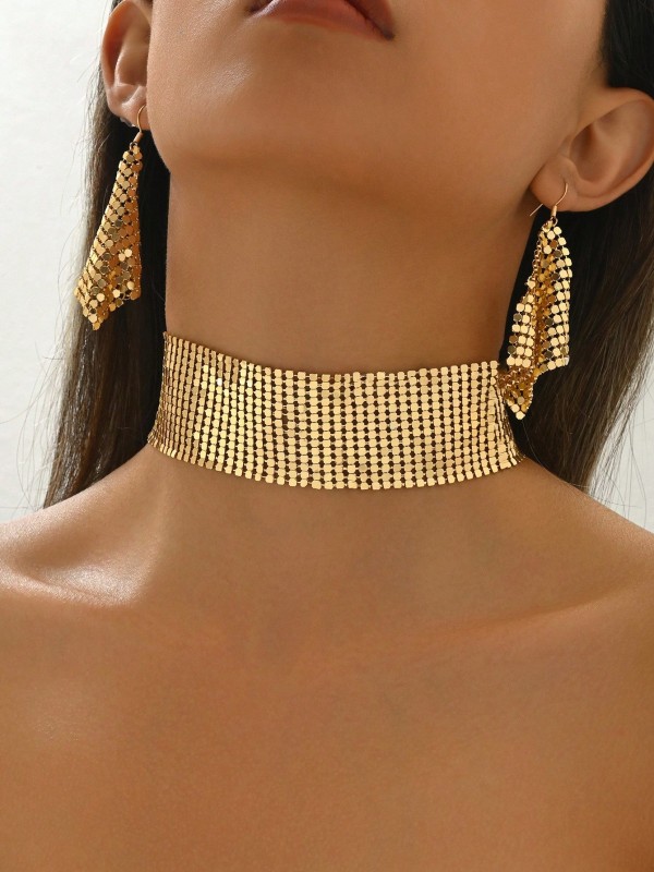 Złoty komplet biżuterii z szerokim naszyjnikiem typu choker i kolczykami w formie siateczki (2).webp