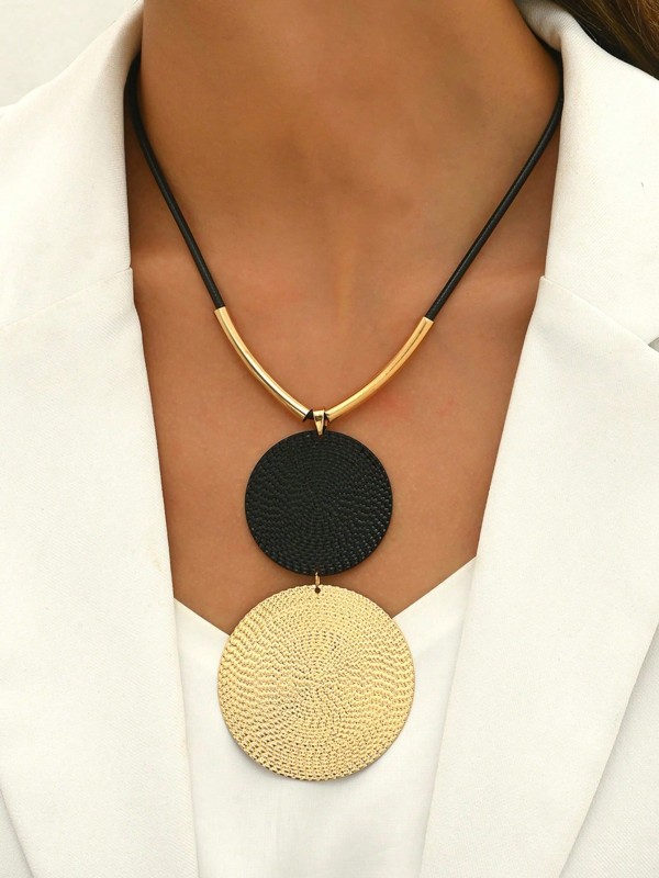Naszyjnik z czarnym paskiem i dwoma okrągłymi zawieszkami w kolorze czarnym i złotym (2).webp