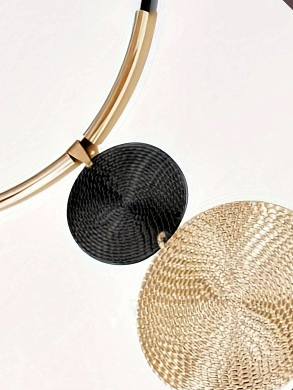 Naszyjnik z czarnym paskiem i dwoma okrągłymi zawieszkami w kolorze czarnym i złotym (1).webp