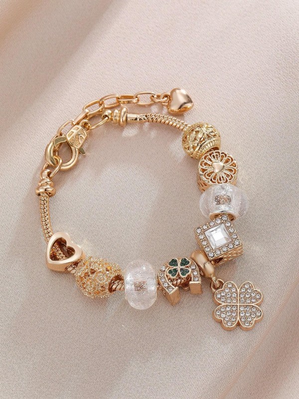 Złota bransoletka charms z zawieszką koniczyny i błyszczącymi koralikami (1).webp