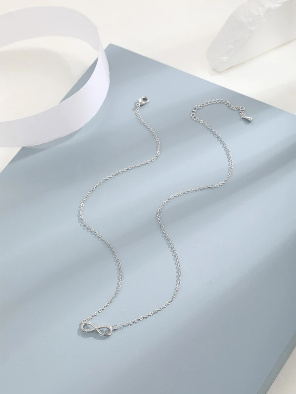 Srebrny naszyjnik z symbolem nieskończoności na cienkim łańcuszku (1).webp
