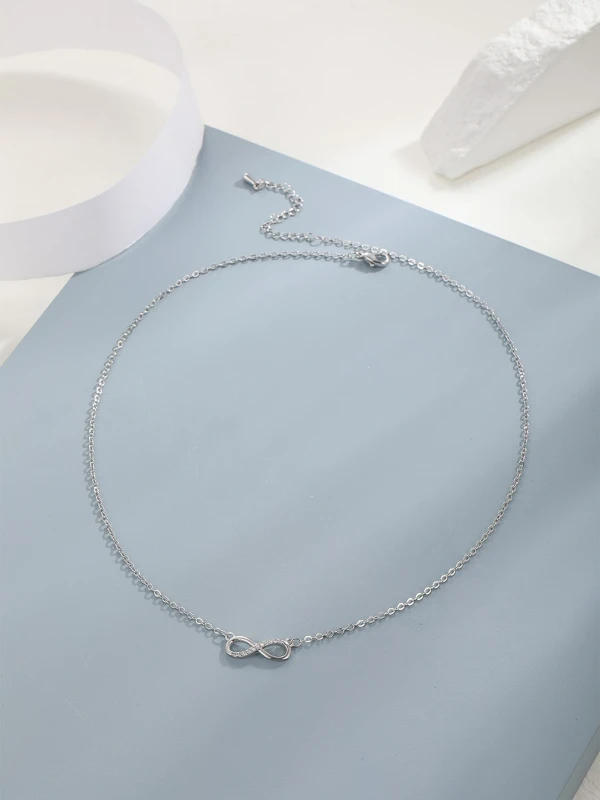 Srebrny naszyjnik z symbolem nieskończoności na cienkim łańcuszku (2).webp
