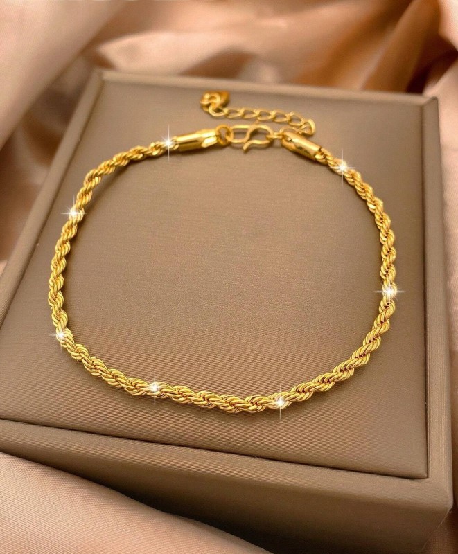 Złota bransoletka o skręcanym splocie typu rope chain na nadgarstku i w pudełku (4).webp