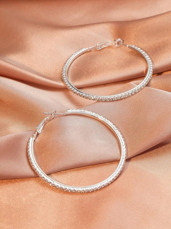 Srebrne kolczyki koła z delikatnym połyskiem i zdobieniem na całym obwodzie (5).webp