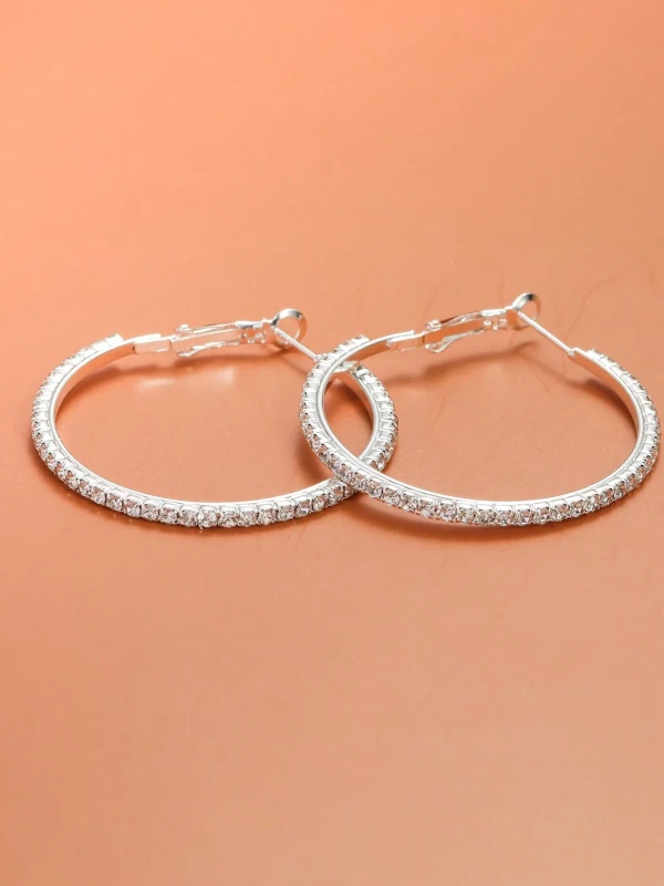 Srebrne kolczyki koła z delikatnym połyskiem i zdobieniem na całym obwodzie (4).webp