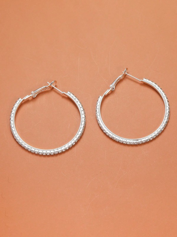 Srebrne kolczyki koła z delikatnym połyskiem i zdobieniem na całym obwodzie (3).webp