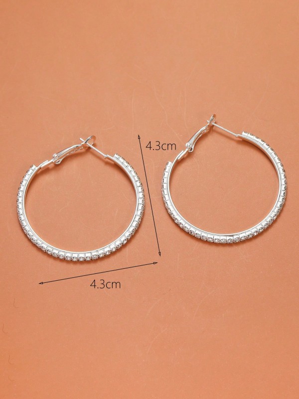 Srebrne kolczyki koła z delikatnym połyskiem i zdobieniem na całym obwodzie (2).webp