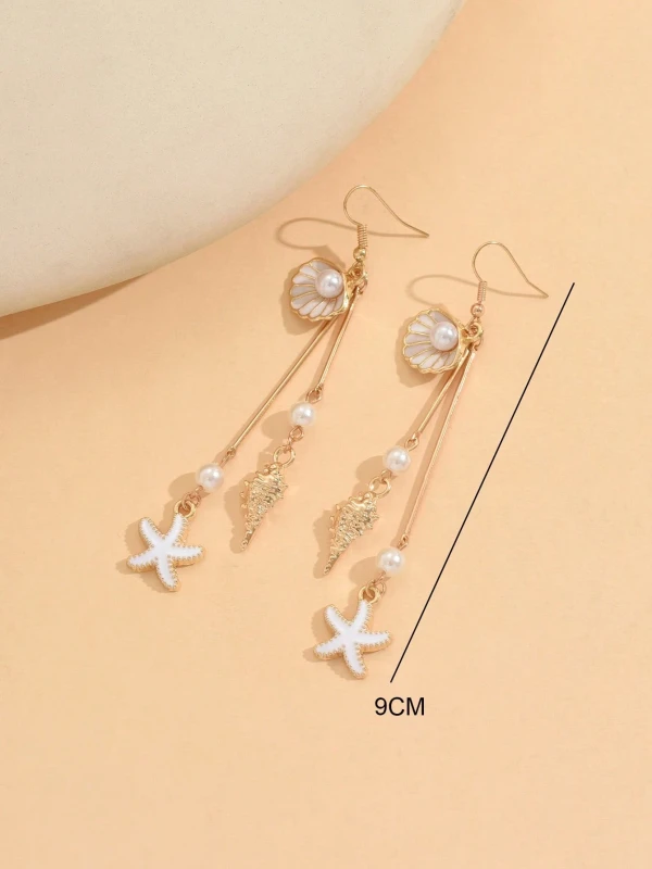 Długie złote kolczyki wiszące z muszelkami, rozgwiazdą, perłowymi akcentami i cienkimi łańcuszkami (1).webp