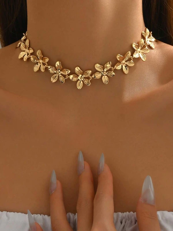 Złoty choker z dużymi kwiatami na szyi modelki (5).webp