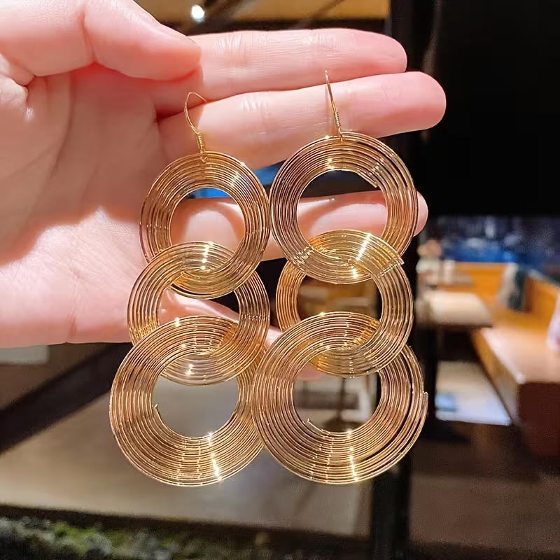 Długie złote kolczyki Złoty Wir z trzema połączonymi spiralnymi okręgami (5).webp