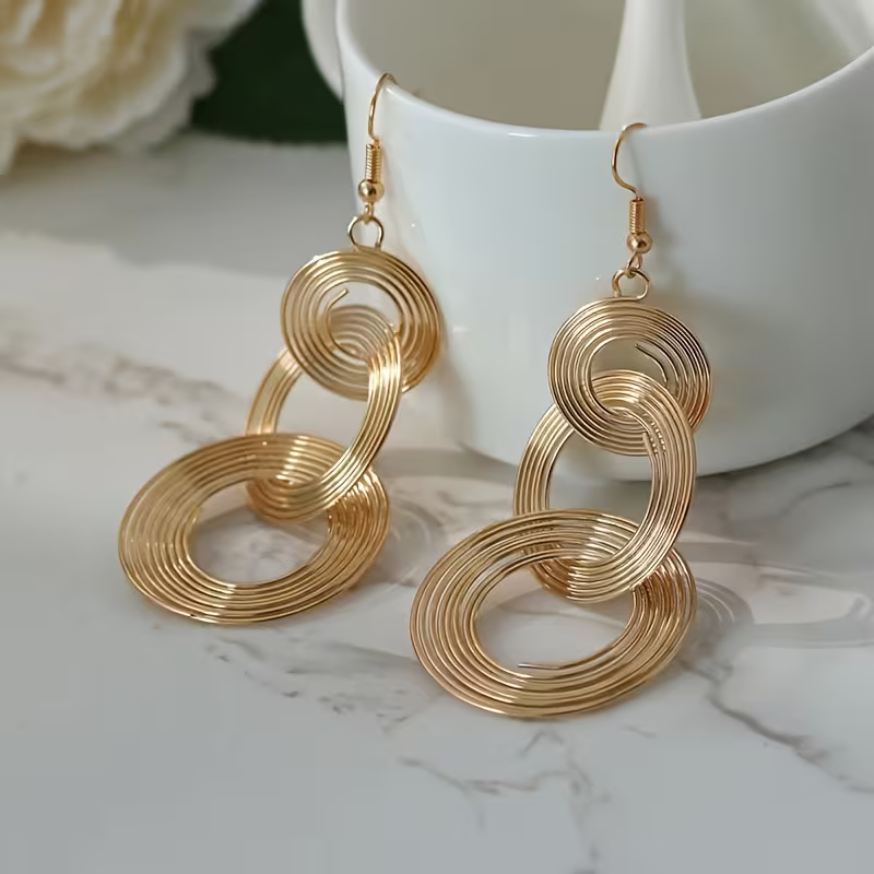 Długie złote kolczyki Złoty Wir z trzema połączonymi spiralnymi okręgami (1).webp