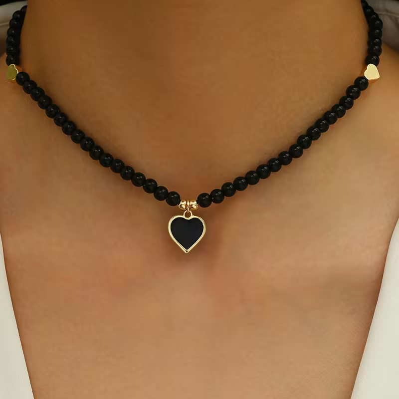 Czarny naszyjnik Black Heart z drobnymi koralikami, złotymi sercami i czarną zawieszką serce (4).webp
