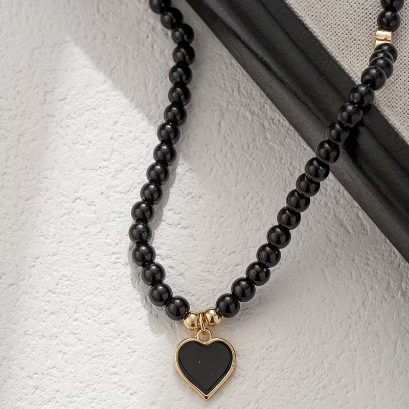 Czarny naszyjnik Black Heart z drobnymi koralikami, złotymi sercami i czarną zawieszką serce (3).webp