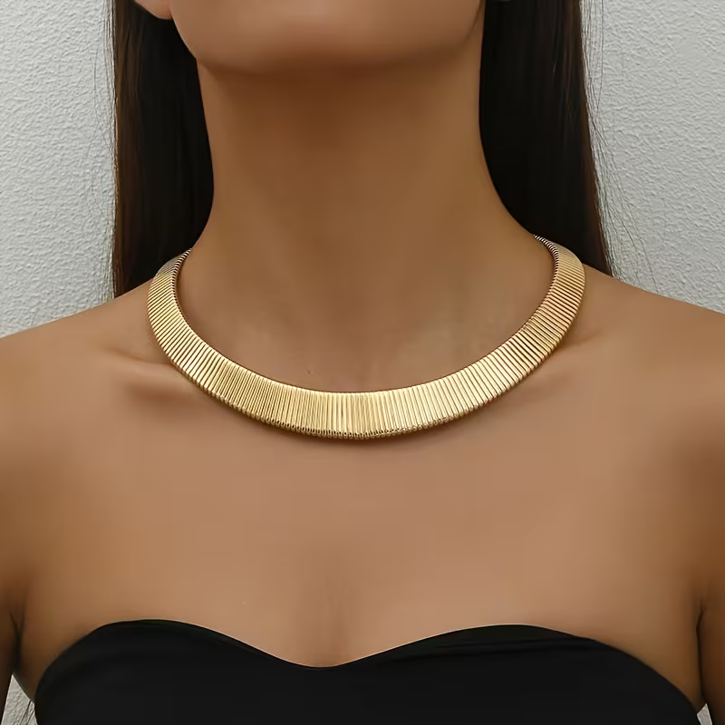 Szeroki złoty naszyjnik Golden Collar o płaskiej żłobionej powierzchni i regulowanym zapięciu (3).webp