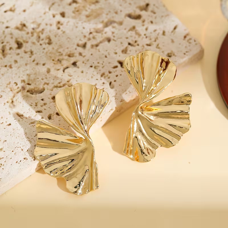 Złote geometryczne kolczyki Golden Pleats o falowanej rzeźbiarskiej formie (6).webp