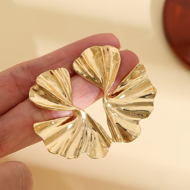 Złote geometryczne kolczyki Golden Pleats o falowanej rzeźbiarskiej formie (5).webp
