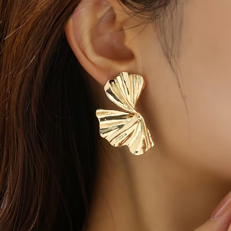 Złote geometryczne kolczyki Golden Pleats o falowanej rzeźbiarskiej formie (4).webp
