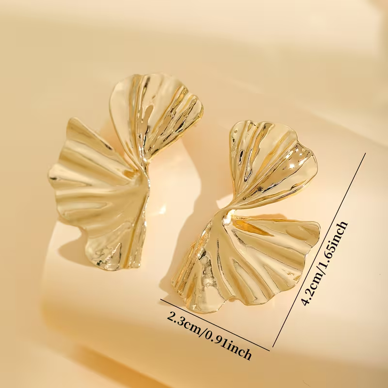 Złote geometryczne kolczyki Golden Pleats o falowanej rzeźbiarskiej formie (3).webp