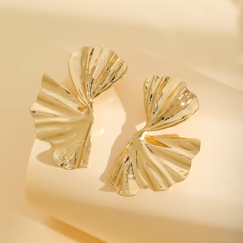 Złote geometryczne kolczyki Golden Pleats o falowanej rzeźbiarskiej formie (2).webp