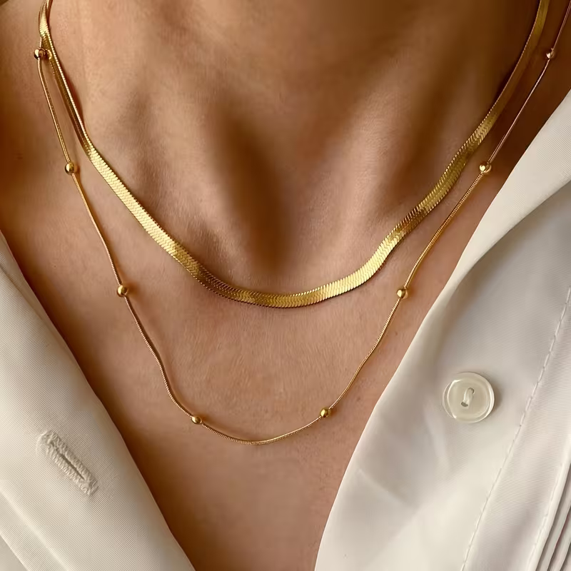 Złoty podwójny naszyjnik damski Layered Glow z płaskim łańcuszkiem i kuleczkami (2).webp