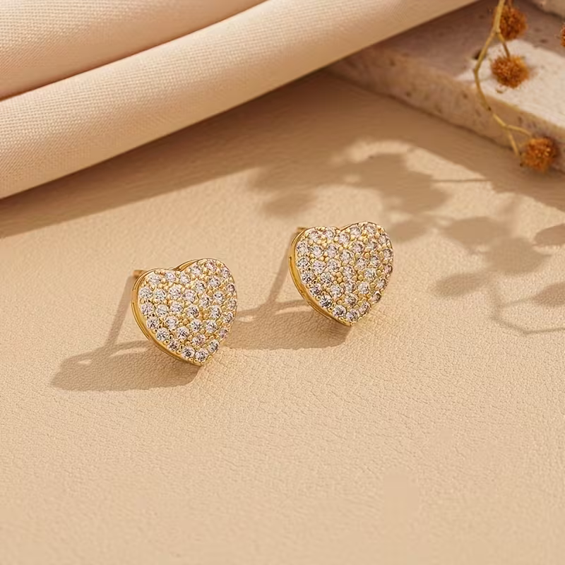 Złote kolczyki damskie Crystal Heart w kształcie serca z cyrkoniami (4).webp