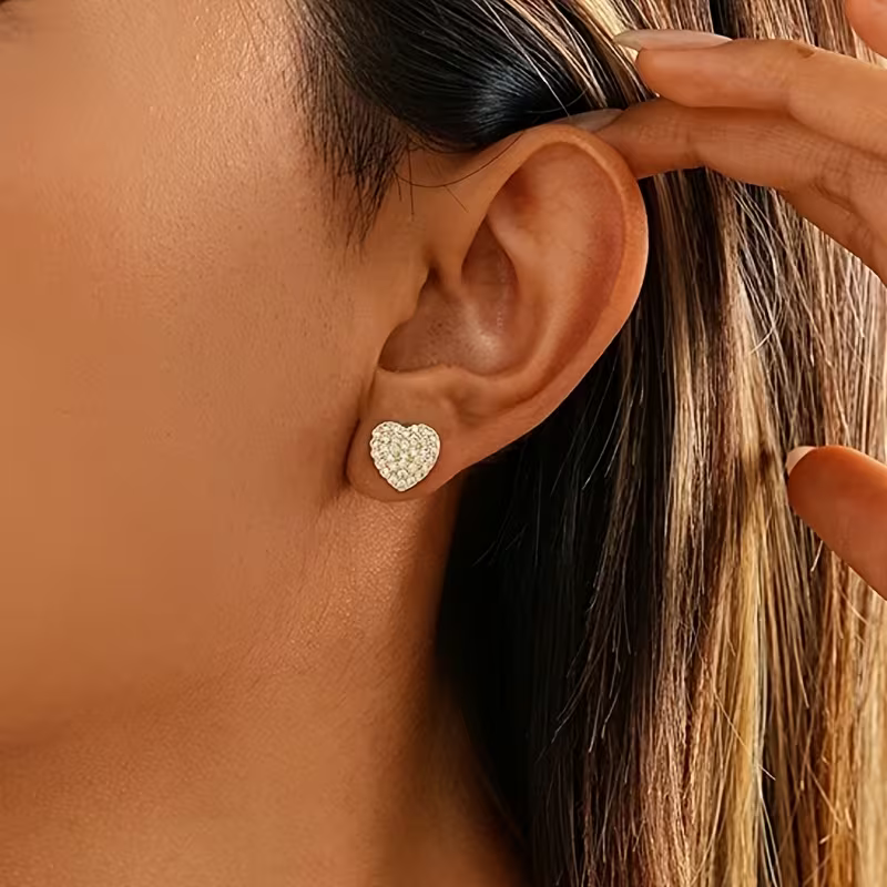 Złote kolczyki damskie Crystal Heart w kształcie serca z cyrkoniami (2).webp
