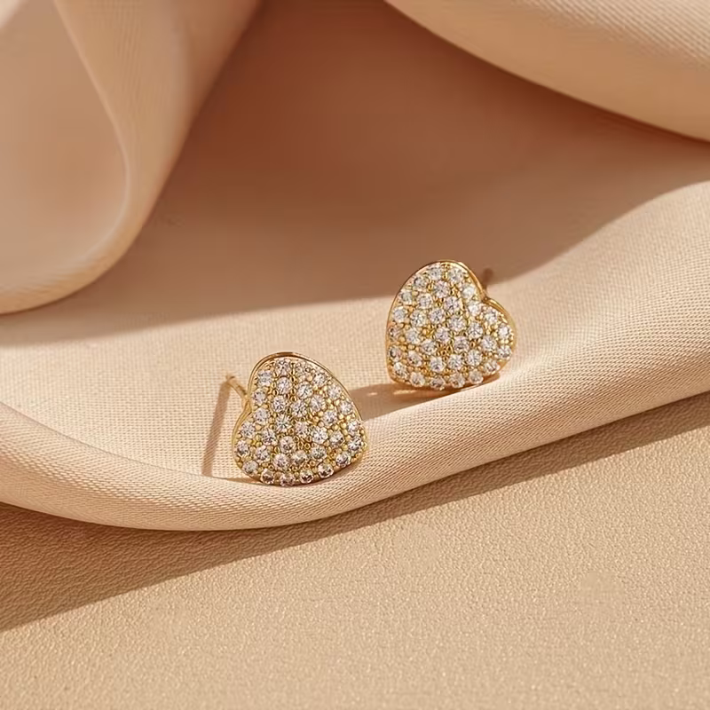 Złote kolczyki damskie Crystal Heart w kształcie serca z cyrkoniami (1).webp